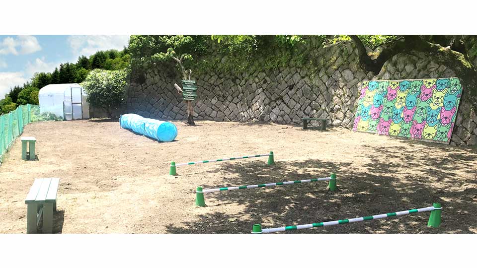 呉の街並みを眺めながら、愛犬とゆったりと楽しく遊べる秘密基地のようなドッグランです。