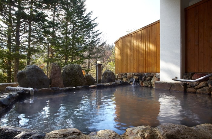 天然温泉の露天風呂でぽっかぽかに！
