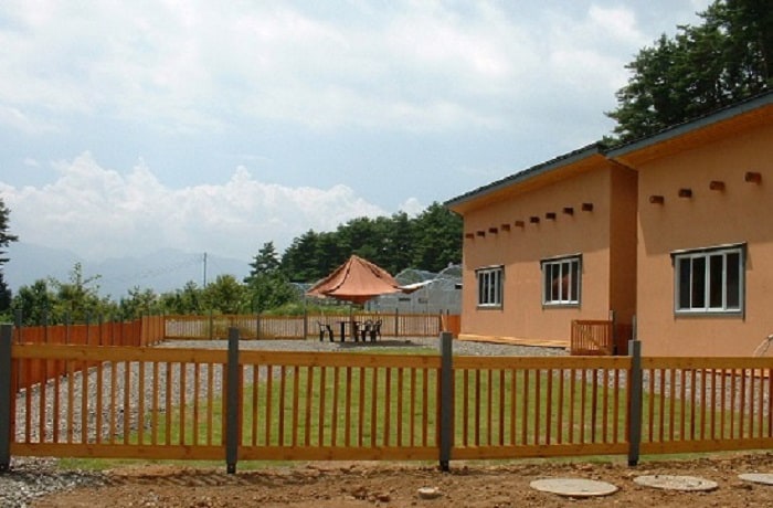 お庭は約450平方メートルある広々ドッグラン。