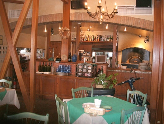 ピッツァは、店内に置かれている石窯で焼いています。