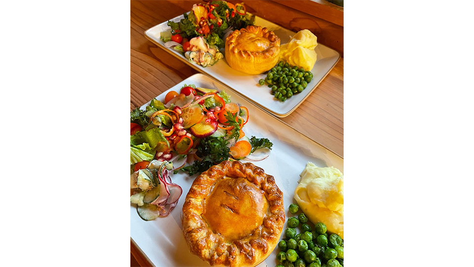 本日のランチは日替わりで定番のイギリス料理が提供されます。写真：ステーキパイ
