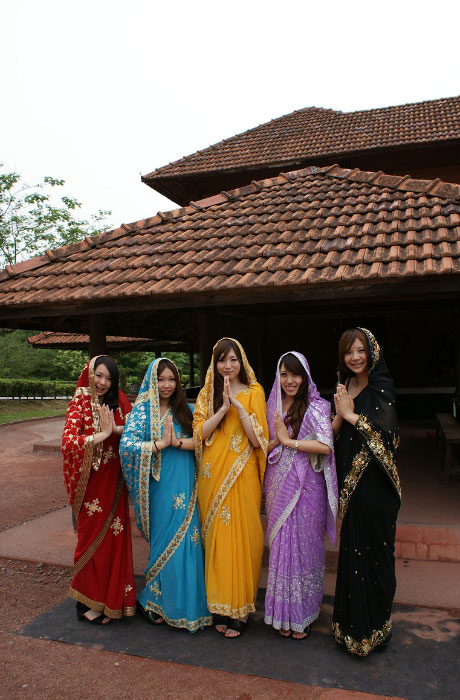 インドの民族衣装のサリー。