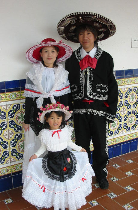 メキシコの舞踊衣装も。