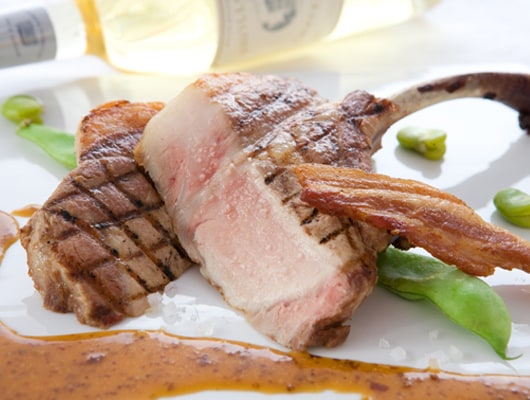 メインディッシュの1つ、お肉料理。お肉はジューシーでとてもおいしい！