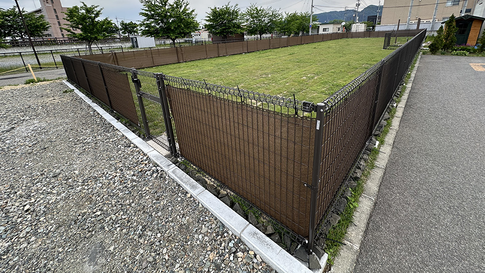 天然芝を使用した400m²の広さのドッグランです