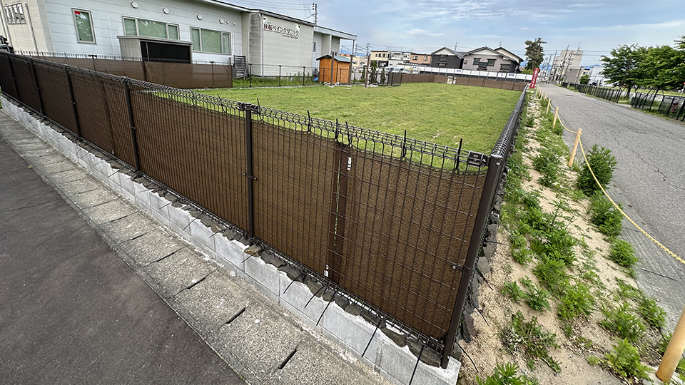 周りの刺激を少なくするためフェンスにシェードをつけています