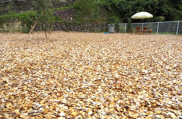 深く敷きつめたウッドチップは大型犬が走っても地面が出てきません！