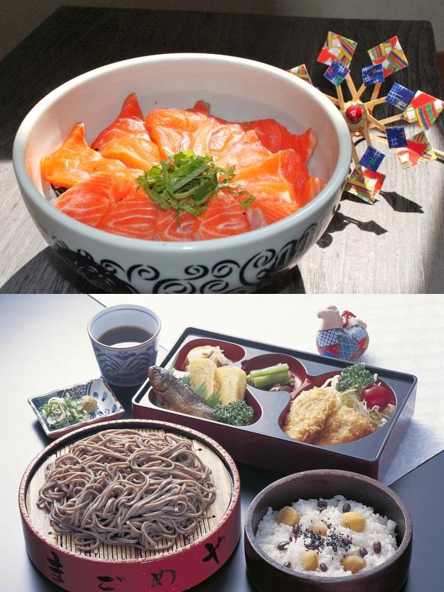 上が「更紗紅鱒丼（さらさべにますどんぶり)」、下は「土日祭日限定サービスランチ」です。