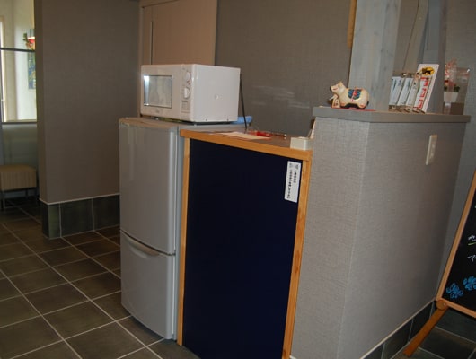 フロントの横には冷蔵庫と電子レンジがあります。お部屋の冷蔵庫におさまらない場合は、こちらで預かってくれますよ！