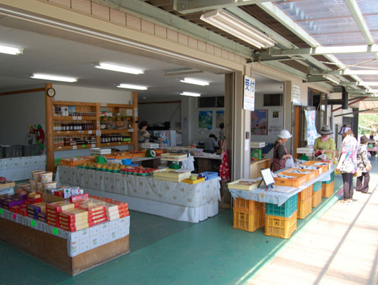 品揃え豊富な売店。