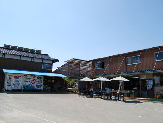 売店前にはテラス席があります。