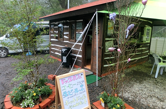 森の中に佇む、かっこいい外観のカフェです。