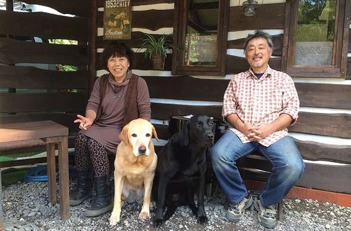 気さくなオーナー夫妻と、看板犬のたら子ちゃんとブリ男くんです。