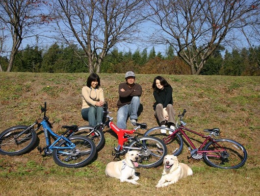 スタッフと看板犬一同、皆様のお越しをお待ちしております！