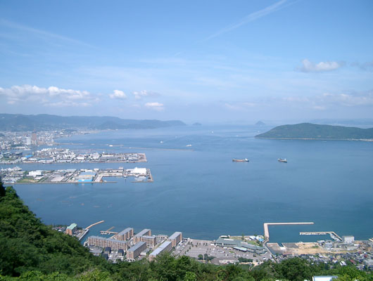 旅館から見える高松港と女木島。眺めは最高！