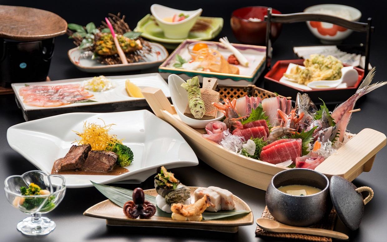 和食職人が腕を振るう伊豆の幸をふんだんに使用した和洋折衷のお料理がお客さまに喜ばれています。