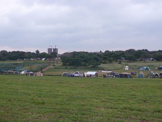 都心からのアクセス抜群！牧歌的な風景が広がるキャンプ場