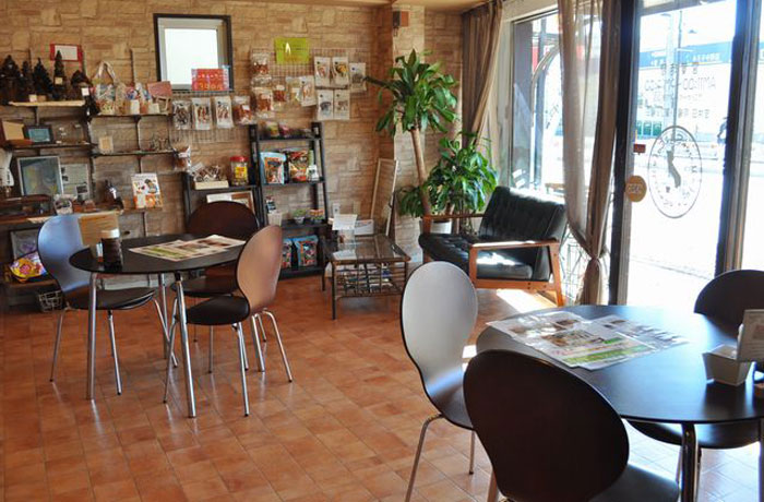 茶色を基調とした店内。