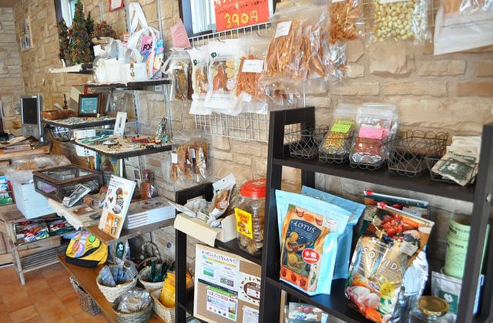 店内には、わんこのグッズや雑貨を扱うコーナーがあります。