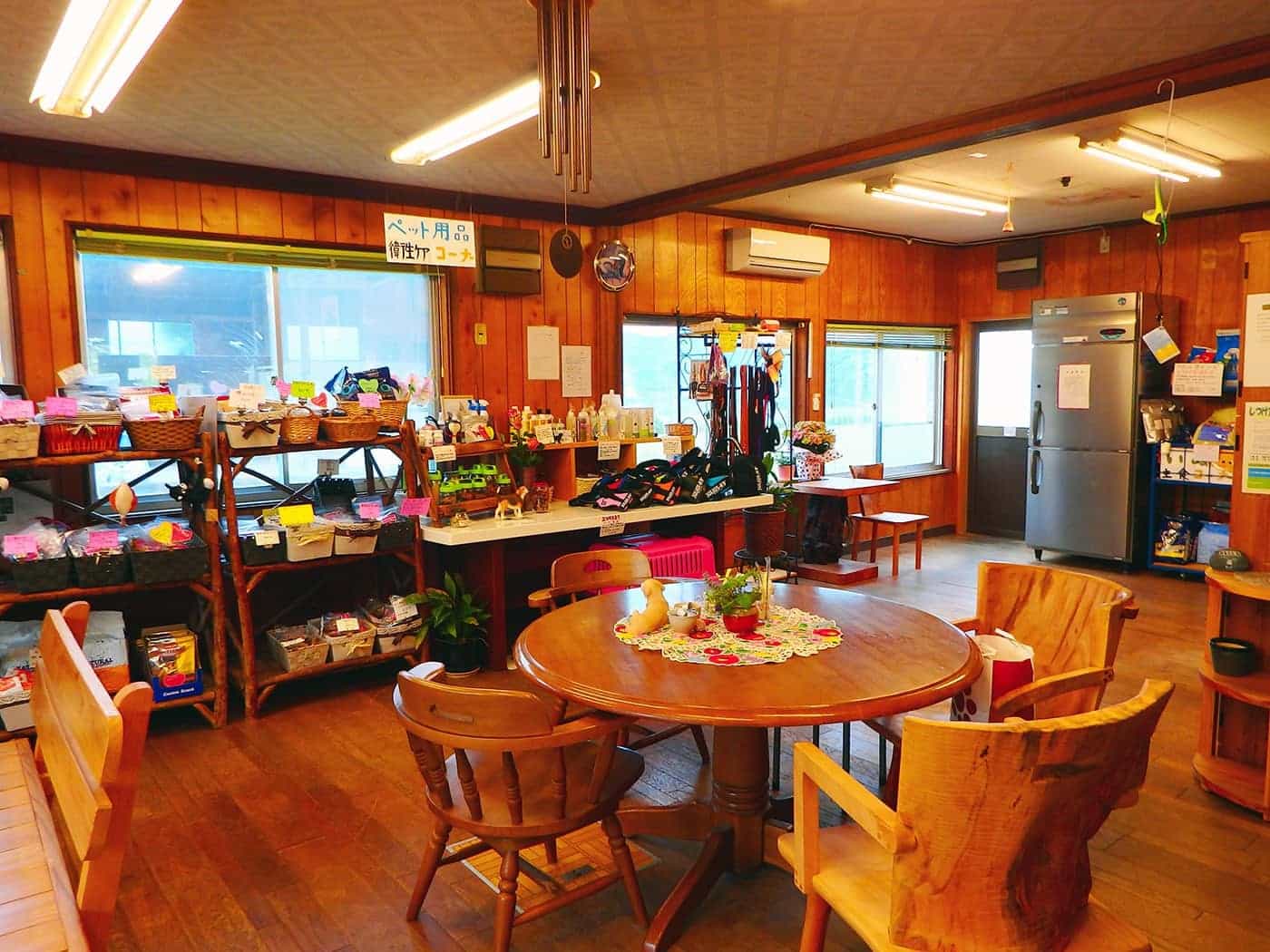 明るい店内にはフードやわんこ雑貨がたくさん並ぶ