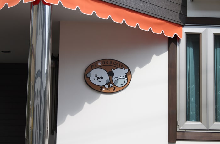 とってもおしゃれな看板が目印！