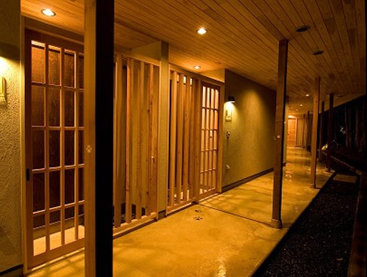 趣のある渡り廊下を歩いて、お部屋へどうぞ。