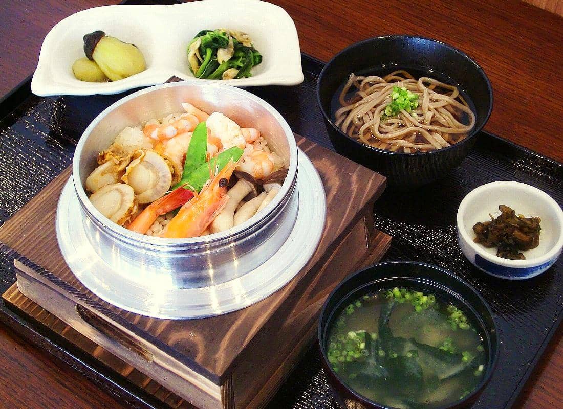 軽井沢唯一の釜飯専門店でできたて熱々の釜飯を堪能！