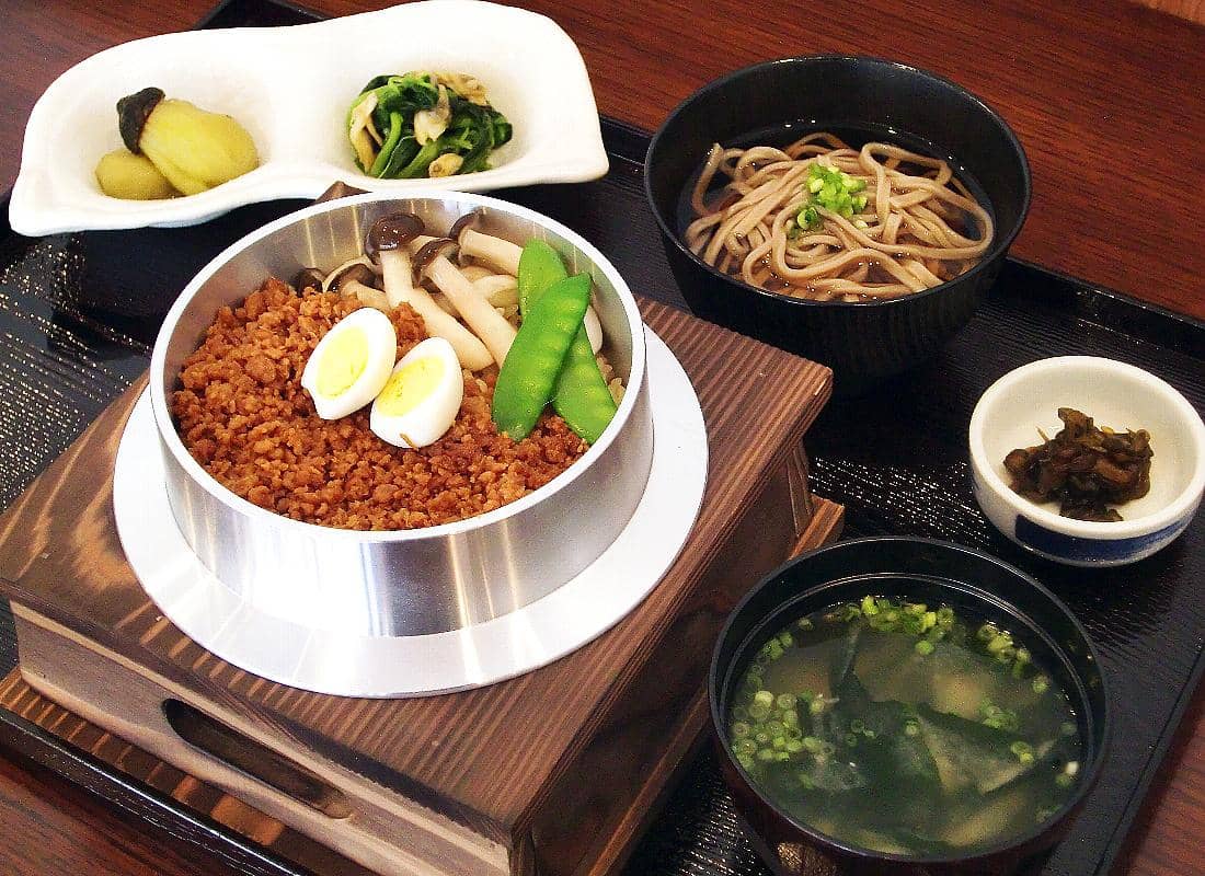 鶏そぼろ釜飯や海鮮系などを合わせ釜飯は8種類