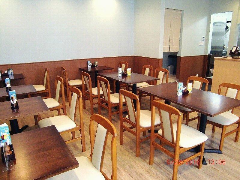 木目調のテーブルが並ぶ明るい店内で、美味しい釜飯に舌鼓