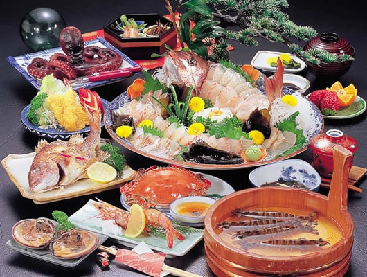 夕食は新鮮な魚介類が盛りだくさん！