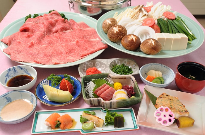 国産牛を使った豪華な食事です。