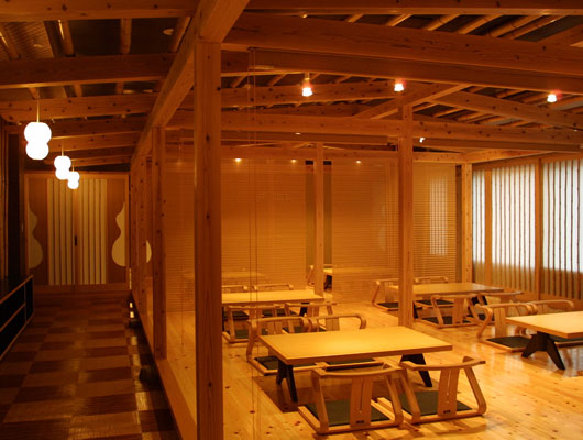 食事処 “竹泉” 別府名産の竹をふんだんに使った、香高いヒノキの無垢板張りです。