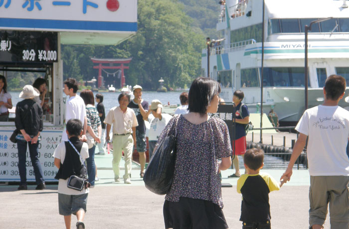 ここが発券所です。むこうに宇賀神社が見えます。