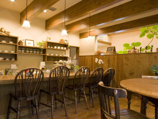木の温もりを感じる店内。