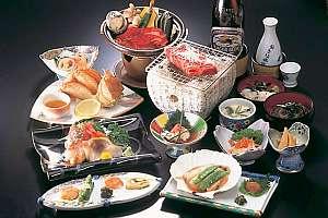 たらば蟹や和牛ステーキなど上質な会席膳