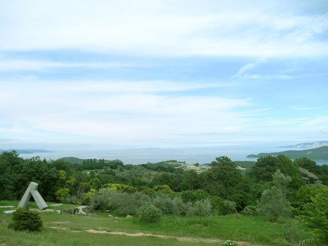 山頂のどこからでも美しい瀬戸内海の景色を望めます。