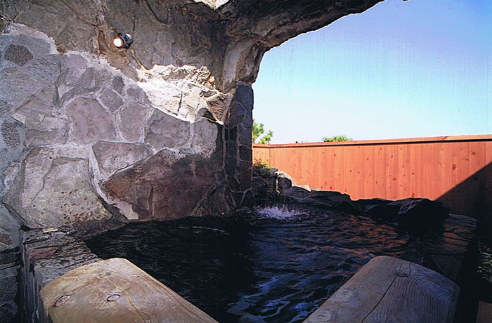 珍しい、洞窟風滝の露天風呂（貸切風呂）。海を眺めながら、ゆったり浸かろう！