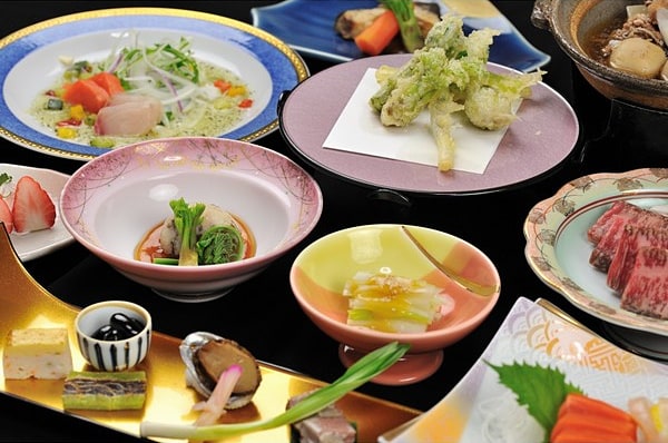 夕食は、地元の素材を活かしたメニューをいただけます！
