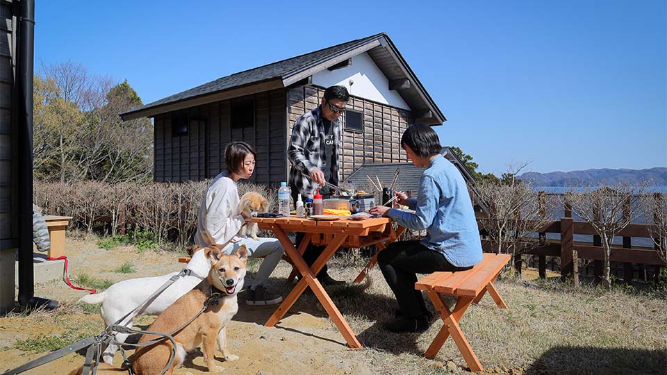 お庭ではワンコと一緒にバーベキュー！