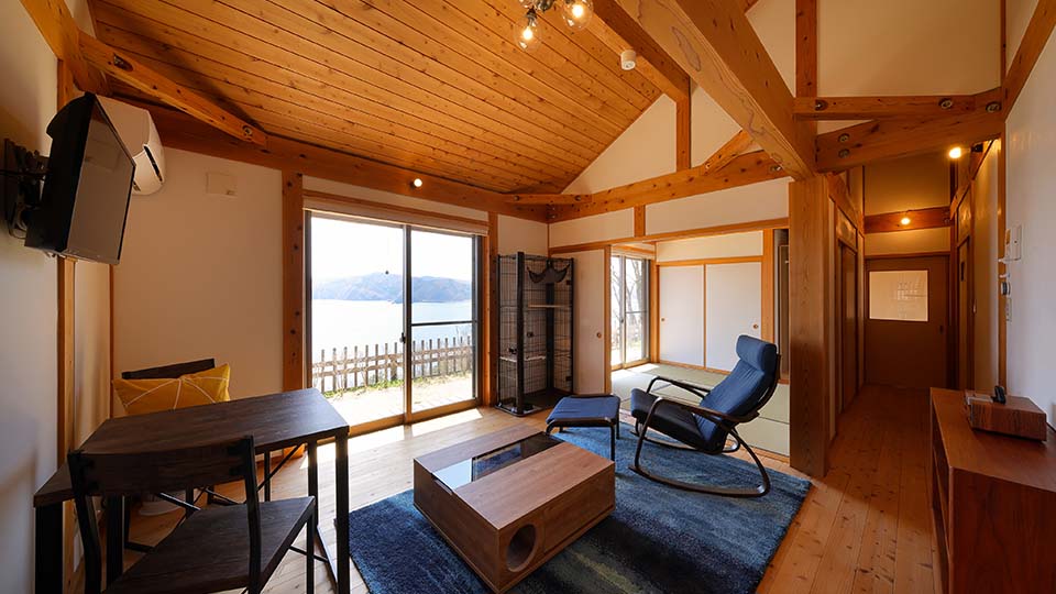 お部屋からは海が見えるのでごゆっくりとお過ごしいただけます。