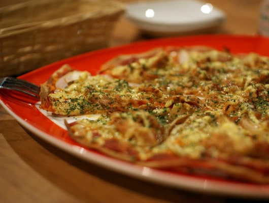 サクッとした食感が人気のクリスピータイプのピザ。種類も豊富です。