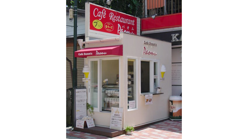 お土産はこちらで購入しましょう。季節限定のデザートもありますよ！