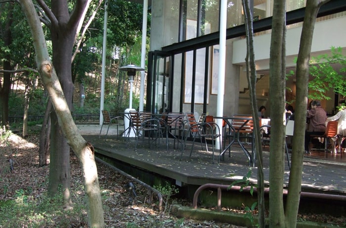 緑道を歩いていると、忽然と現れるカフェです。