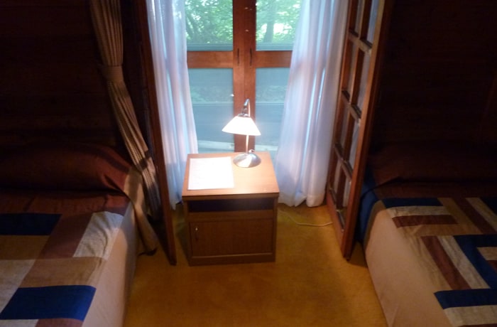 お部屋は全室洋室とベッド。木のぬくもりに満ちた客室です。