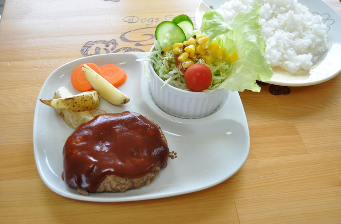 オススメの「ハンバーグセット」。素材の旨味を味わえる逸品です。