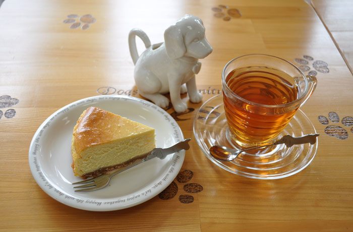 スイーツのオススメは、「チーズケーキ」。お好きなドリンクと一緒にどうぞ！