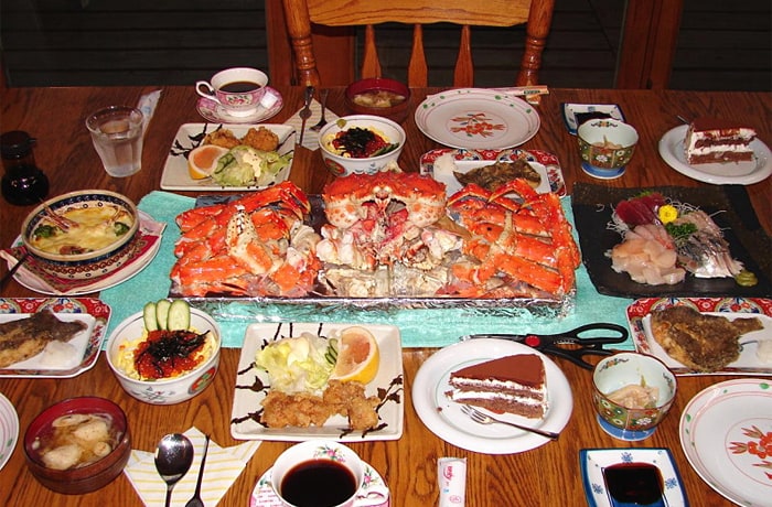 大きなタラバガニが付いたコースのお料理例。ボリューム満点です！