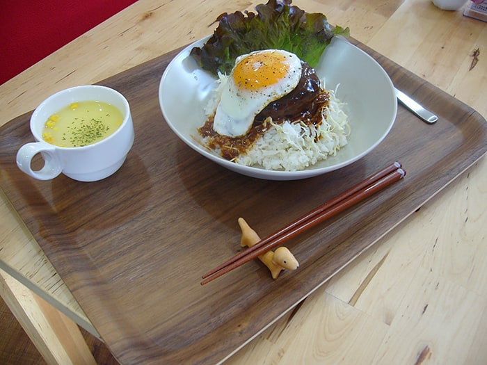 自家製の手ごねハンバーグをご飯の上に乗せ、たっぷりのデミグラスソースをかけて、目玉焼きをのせた「ロコモコ丼」。