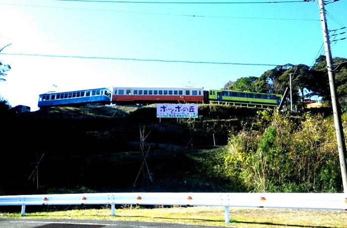 丘の上にいきなり電車が現れます！