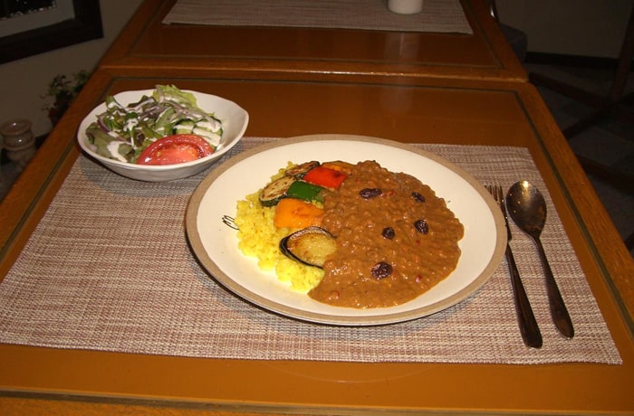 お店オススメのカレーに季節の野菜を添えた、「季節の野菜のスパイシーカレー」。